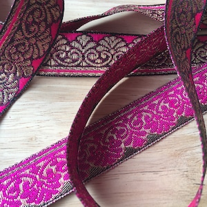 1 meter prachtig felroze, zwart en goud Sari grenslint uit India, 2,3 cm breed
