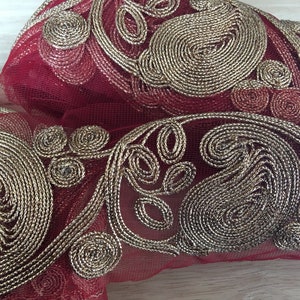 Belle bordure de sari rouge foncé et or de 1 mètre de l'Inde 8 cm de large