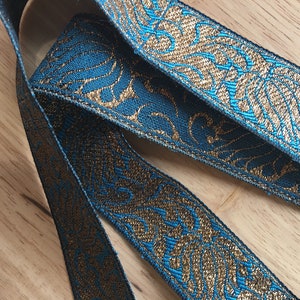 Bellissimo nastro con bordo sari con fiore di loto blu e oro dall’India, largo 3 cm