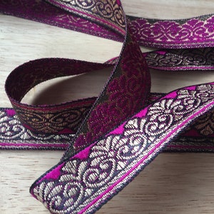 Beau ruban de bordure sari violet/rose, noir et or de 1 mètre de l'Inde 2,3 cm de large