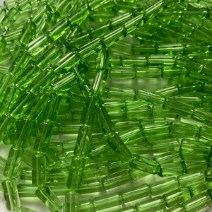 10 mm x 5 mm の円柱/チューブ型ライトグリーンカラーガラスビーズ 40 個入り