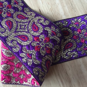 Beau ruban de bordure sari violet, rose et doré de 1 mètre originaire d'Inde, 5 cm de large