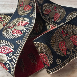 1 meter prachtig zwart, rood en goud pauw sari-randlint uit India, 6 cm breed