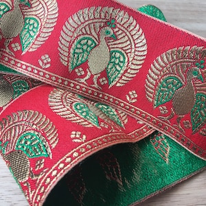 Beau ruban de bordure de sari paon rouge, vert et or de 1 mètre de l'Inde 6 cm de large