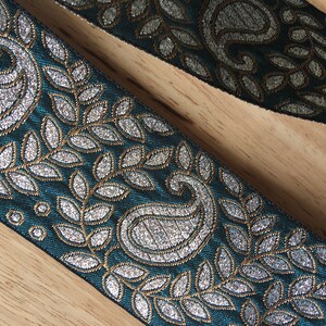 Beau ruban de bordure sari vert, argent et or de 1 mètre originaire d'Inde 6 cm de large