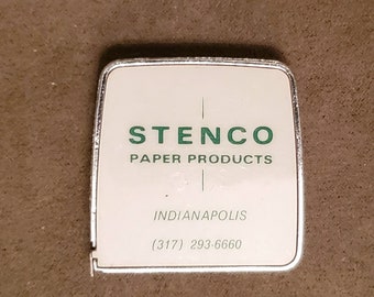 Vintage Sammler Stenco Papierprodukte Maßband Made in Indianapolis. Das Maßband ist etwa 3,8cm lang und verjüngt sich auf 4,5cm.