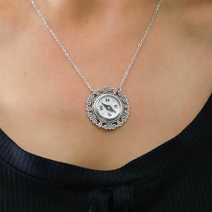 Colgante de brújula de plata con filigrana victoriana, estilo steampunk, Dark Academia, elegante joyería pirata.