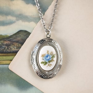 Vintage Rose Locket Necklace for Women, Oval Cabochon, Memorial Photo Locket Pendant