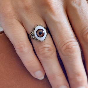 Vintage stijl bruine oogring op verstelbare bronzen of zilveren ringband