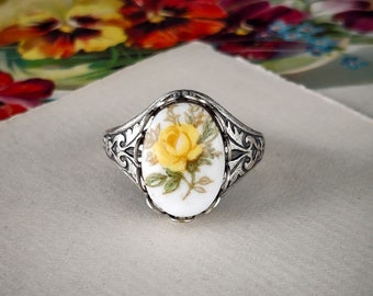 Ring with Rose Cabochon in Vintage Style.  Choose a yellow, pink or blue rose.