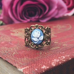 Anello con cammeo rosa blu con fascia regolabile in filigrana, ottone anticato o argento anticato, anello spesso e massiccio in stile vittoriano vintage