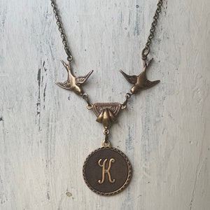 Collar con monograma personalizado con letra inicial y pájaros voladores románticos y delicados (latón antiguo o plata): un regalo con significado.