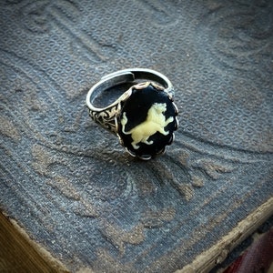 Antiqued silver retro style adjustable ring with leo lion cameo by ragtrader vintage.
