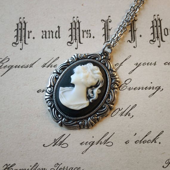 CLASSIC CAMEO NECKLACE - GOLDEN – Dustogold