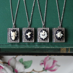 Collar con medallón de libro con camafeo en plata envejecida estilo vintage. Elija entre colgante de abeja, ángel, cardo o colibrí. Joyería gótica victoriana.