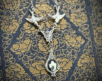 Tulip Necklace With Birds in Silver, Black and White Cameo Jewelry, Elegant Victorian Floral Necklace in Vintage Gothic Witchy Style