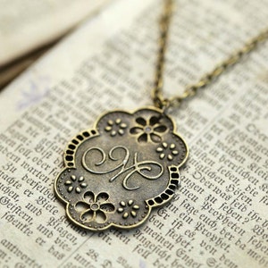 Collar con colgante de letra M en bronce envejecido