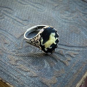 Antiqued silver retro style adjustable ring with leo lion cameo by ragtrader vintage.