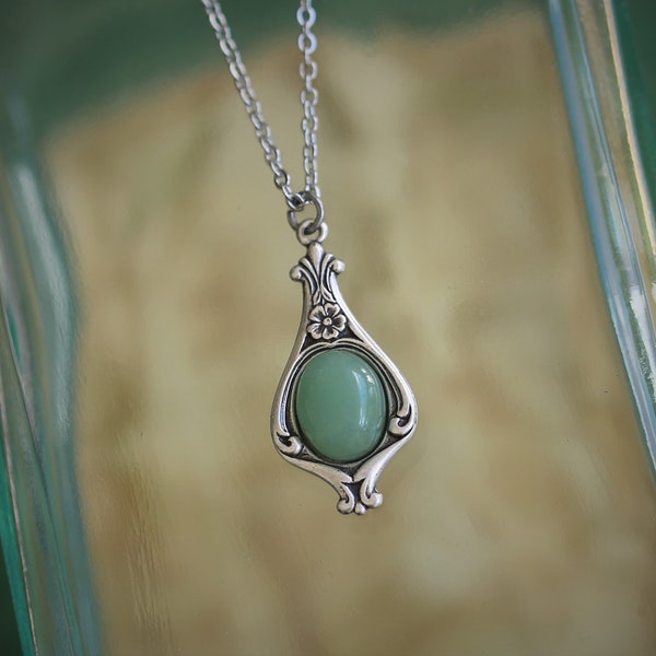 Collier à pendentif victorien en pierre d'aventurine - Choisissez parmi des pierres semi-précieuses et des coquillages en argent vieilli ou en laiton