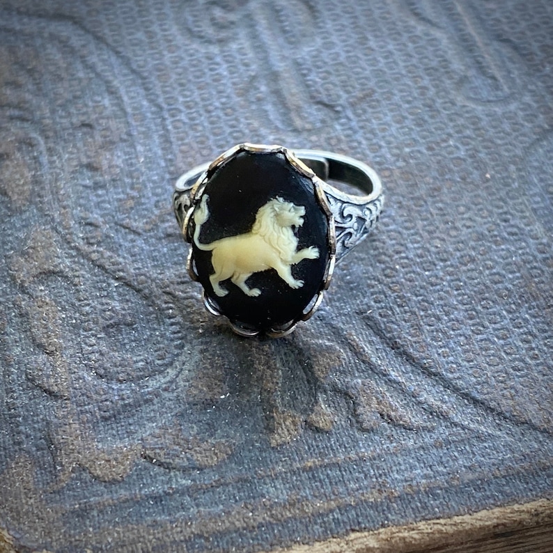 Antiqued silver retro style adjustable ring with leo lion cameo by ragtrader vintage.