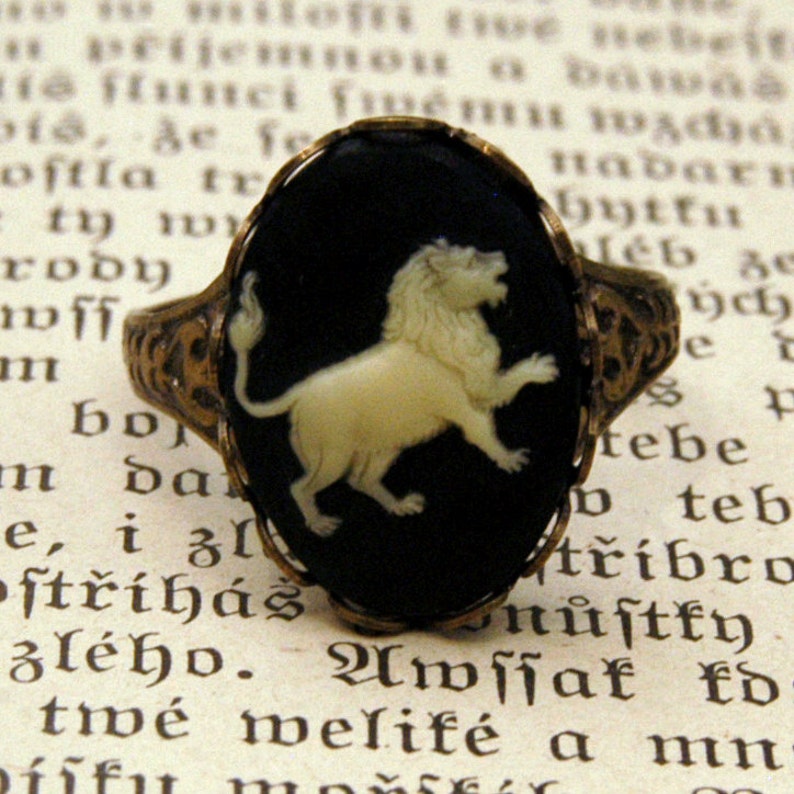 Antiqued brass retro style adjustable ring with leo lion cameo by ragtrader vintage.