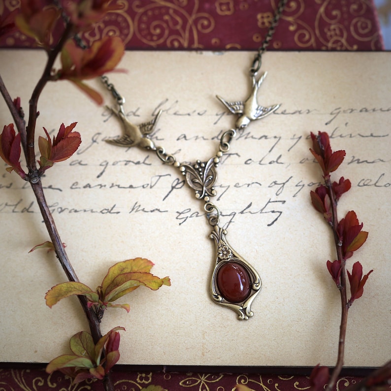 Bella collana vittoriana in pietra con uccelli in argento anticato o ottone anticato Scegli una pietra o conchiglia nera marrone gialla o grigia Carnelian