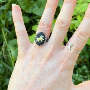 Antiqued silver retro style adjustable ring with leo lion cameo by ragtrader vintage.