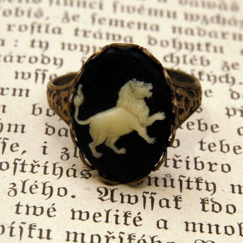 Antiqued brass retro style adjustable ring with leo lion cameo by ragtrader vintage.