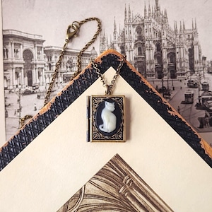 Collar con medallón de libro con camafeo de gato - Plata de ley o latón antiguo, estilo vintage