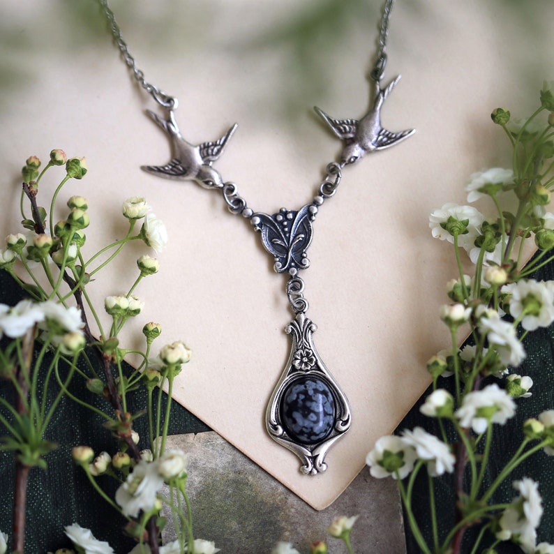 Bella collana vittoriana in pietra con uccelli in argento anticato o ottone anticato Scegli una pietra o conchiglia nera marrone gialla o grigia Snowflake Obsidian