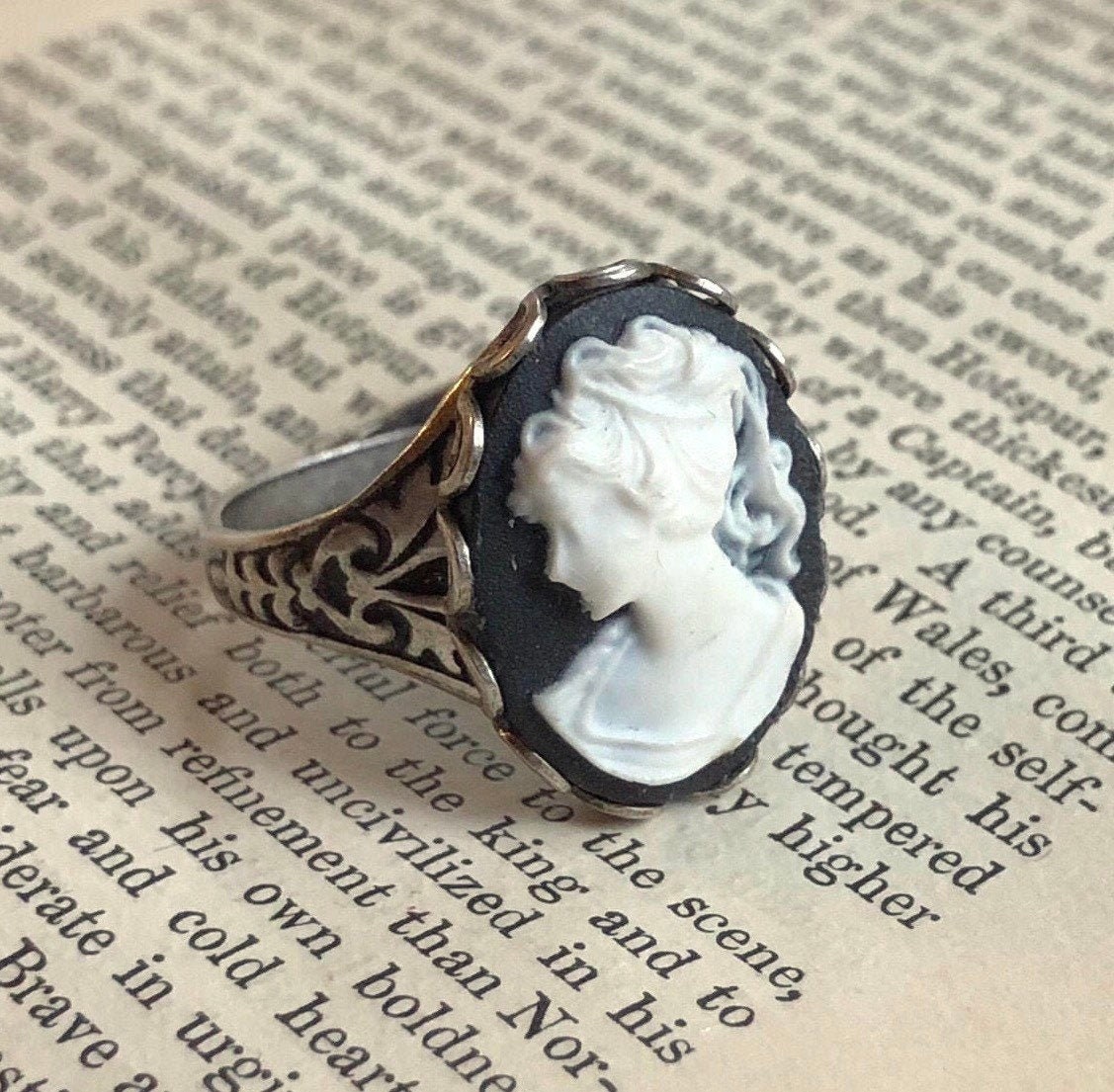 Ladies cameo best sale ring