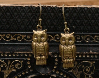 Eule Ohrringe oder Halskette, Antiqued Messing Eule oder Silber, Witchy Schmuck, Zauberer Cottagecore, Vintage Style Eulen Geschenke, Gothic Schleiereule Schmuck
