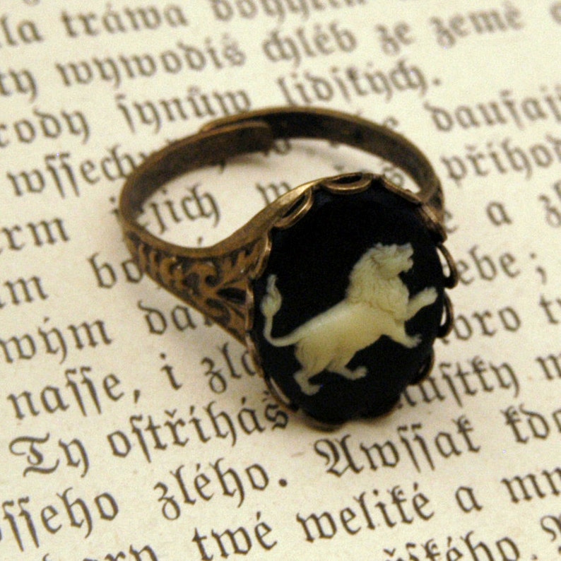 Antiqued brass retro style adjustable ring with leo lion cameo by ragtrader vintage.