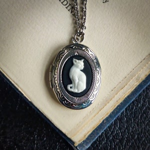 Cat Cameo Oval Vintage Style Bright Silver Locket