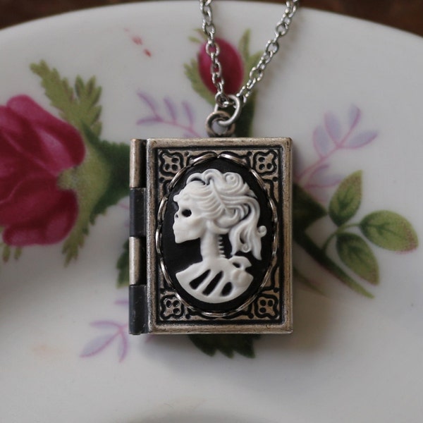 Collier médaillon livre camée en argent antique – Femme zombie squelette élégante