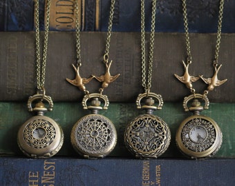 Collar con colgante de reloj de bolsillo estilo vintage en bronce con elegante diseño de filigrana