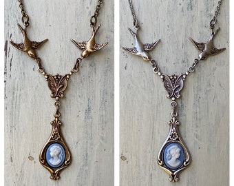 Élégant collier camée victorien profil de femme avec oiseaux, bleu, vert, rose, violet, noir, argent vieilli ou laiton vieilli