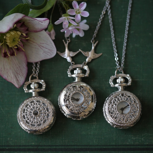 Petit collier avec pendentif montre de poche en argent : trois options possibles