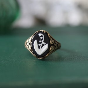 Maiglöckchen Blumen Cameo Einstellbar Ring in Antiqued Messing oder Silber - Wählen Sie Blau Schwarz