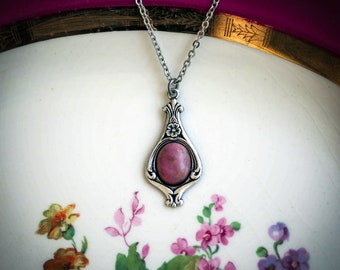 Conjunto de joyas a juego de rodonita rosa: pendientes, collares, anillos y medallones