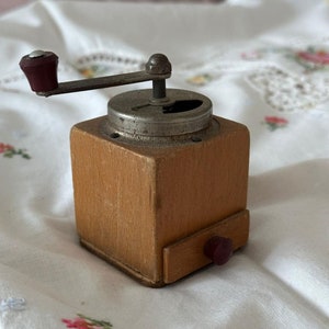Vintage wooden coffee mill / grinder 60s, vintage coffee grinder, wooden kichen decor, mechanical vintage grinder, retro coffee grinder