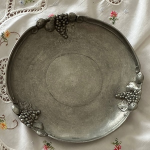 Vintage Zinn Teller, Vintage 1863 Sammelteller, Trauben Weißblech, SKS Zinn Sammlerteller