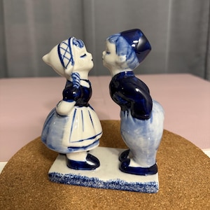 Delft Blue Vintage, porcelain statue of a Dutch kissing boy and girl, hand painted, Delft Blue Holland