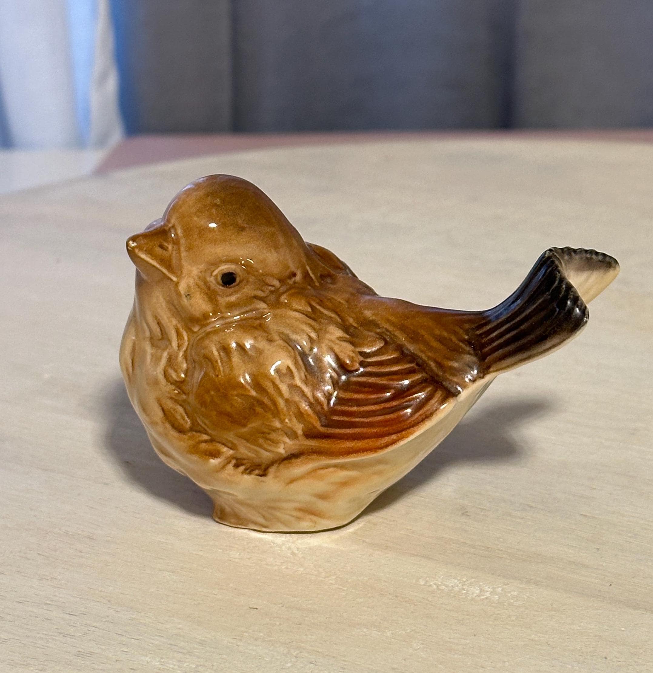 茶色の鳥の形状の置物 磁器の鳥の置物、茶色の鳥、装飾的な置物、鳥の装飾的な収集品