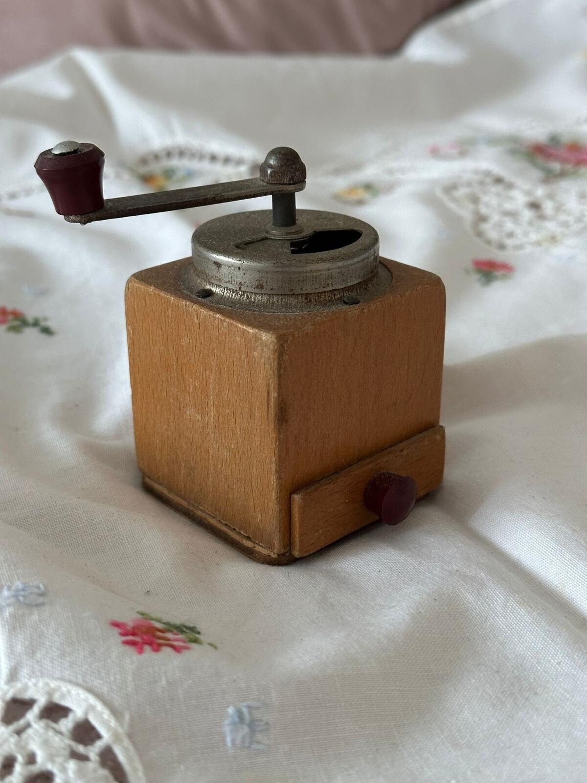 Vintage wooden coffee mill / grinder 60s, vintage coffee grinder, wooden kichen decor, mechanical vintage grinder, retro coffee grinder
