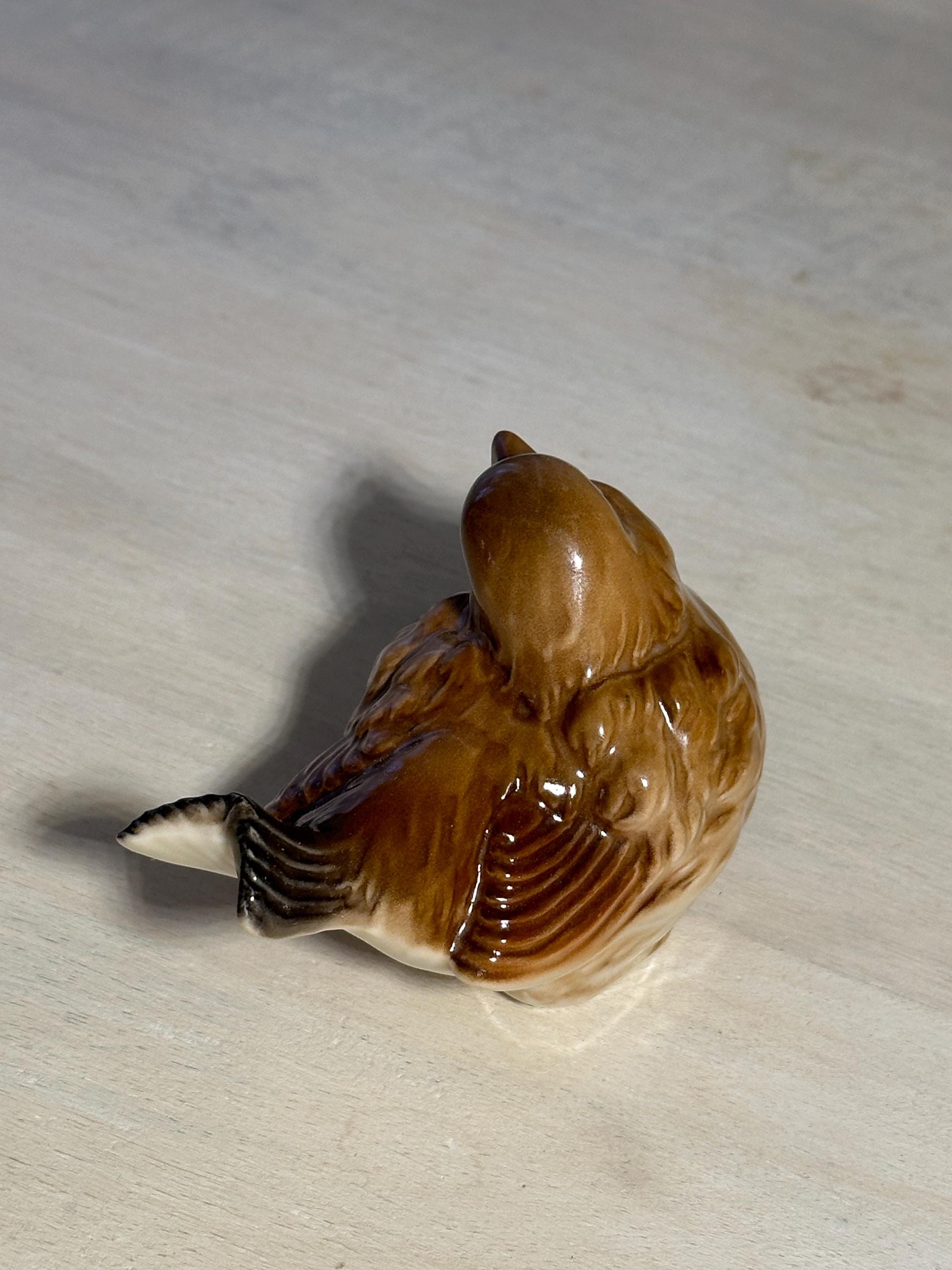磁器の鳥の置物、茶色の鳥、装飾的な置物、鳥の装飾的な収集品