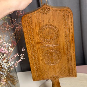 Vintage Wooden Cutting Board - hand-carved Rustic cutting board, 1980s Kitchen Decor, bread board, wooden kitchen accessories, handmade