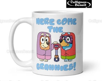 Aquí vienen las abuelas taza, dibujos animados bluey, taza bluey, taza de café divertido, regalo para él, taza de café de cerámica, taza de bandido de bingo, bluey