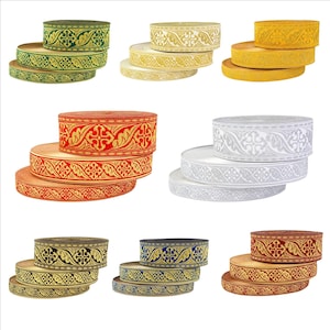 Op de afbeelding: Assortiment van decoratieve trim met gouden accenten en verschillende kleuren, waaronder groen, geel, rood, wit, blauw en bruin. De trim heeft een herhalend patroon van een kruis en een bloemmotief.