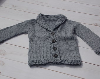 Pull cardigan de col de châle de bébé v-cou - pull de bébé nouveau-né 0-3 mois -la laine australienne grise - tricot de main, pull de bébé de vieil homme